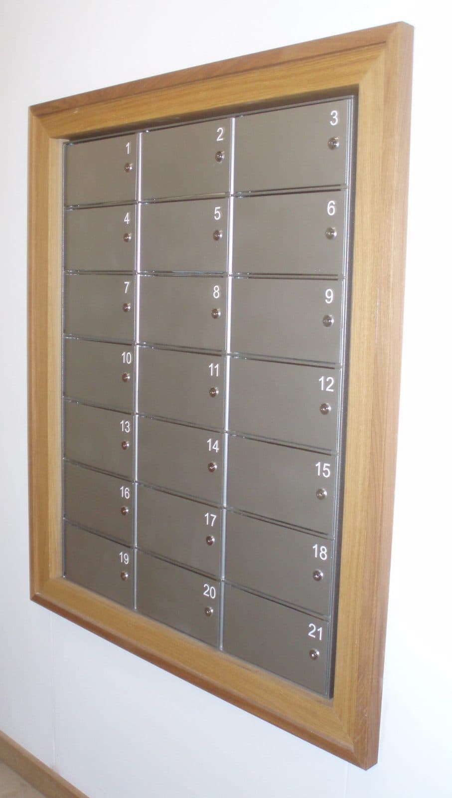 In die Wand eingesetzte Briefkastenanlage mit nummerierten Fächern