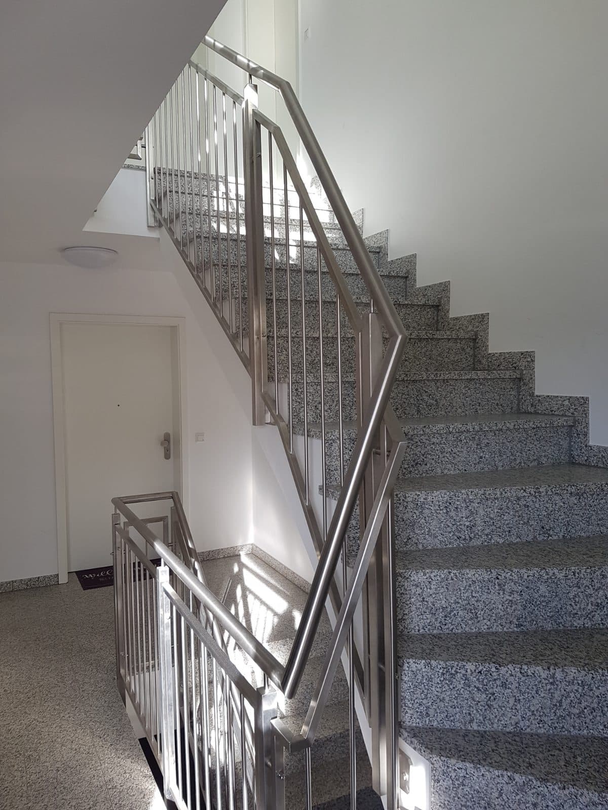 Innenliegendes Treppengeländer aus Edelstahl