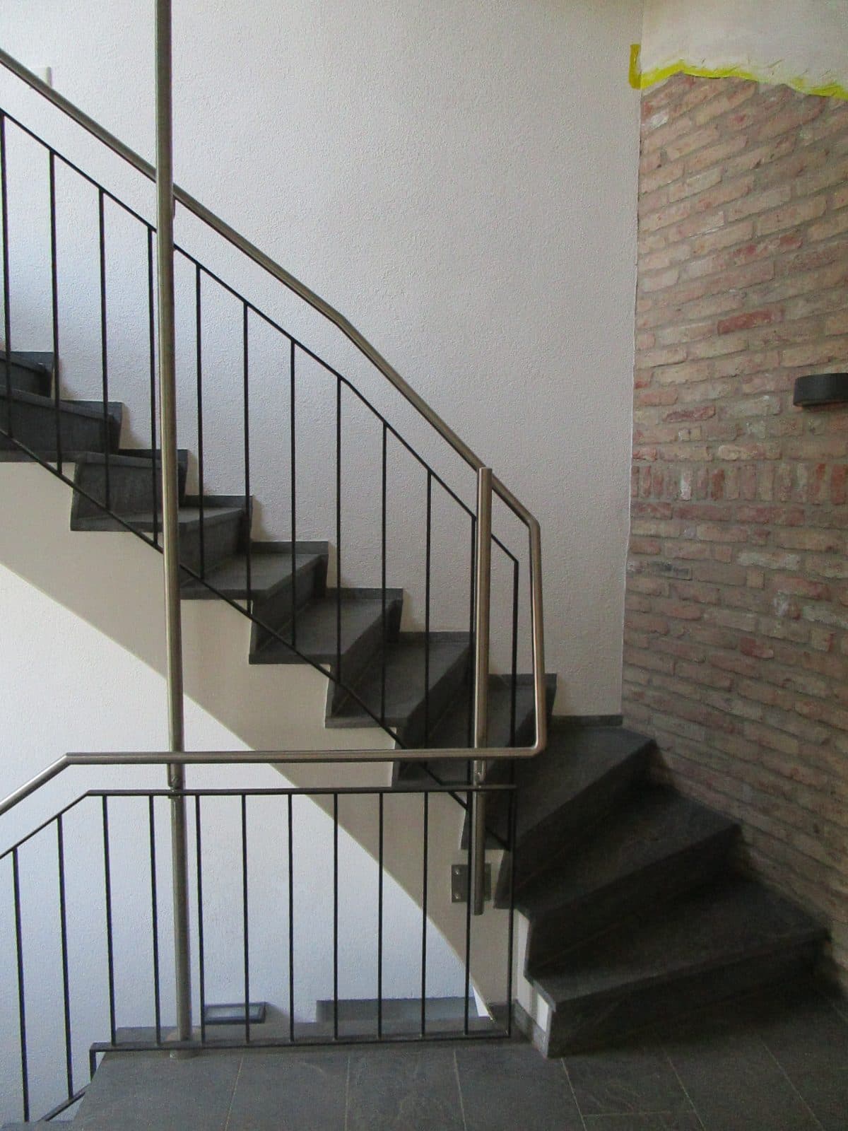 Metallgeländer mit Handlauf an einer Treppe im Altbau