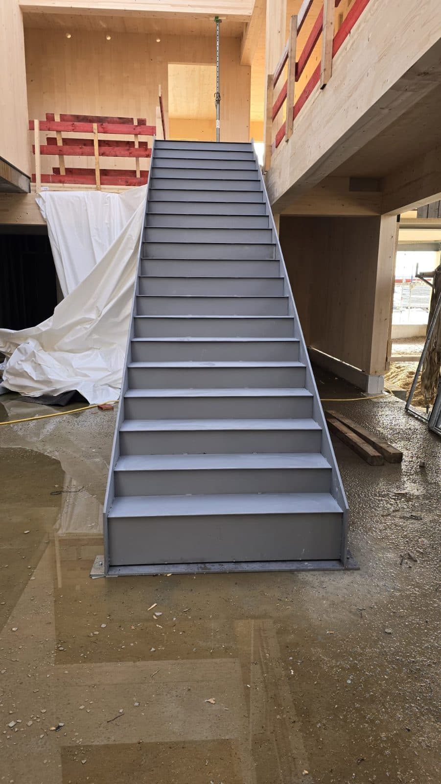 Gerade Metalltreppe während des Innenausbaus
