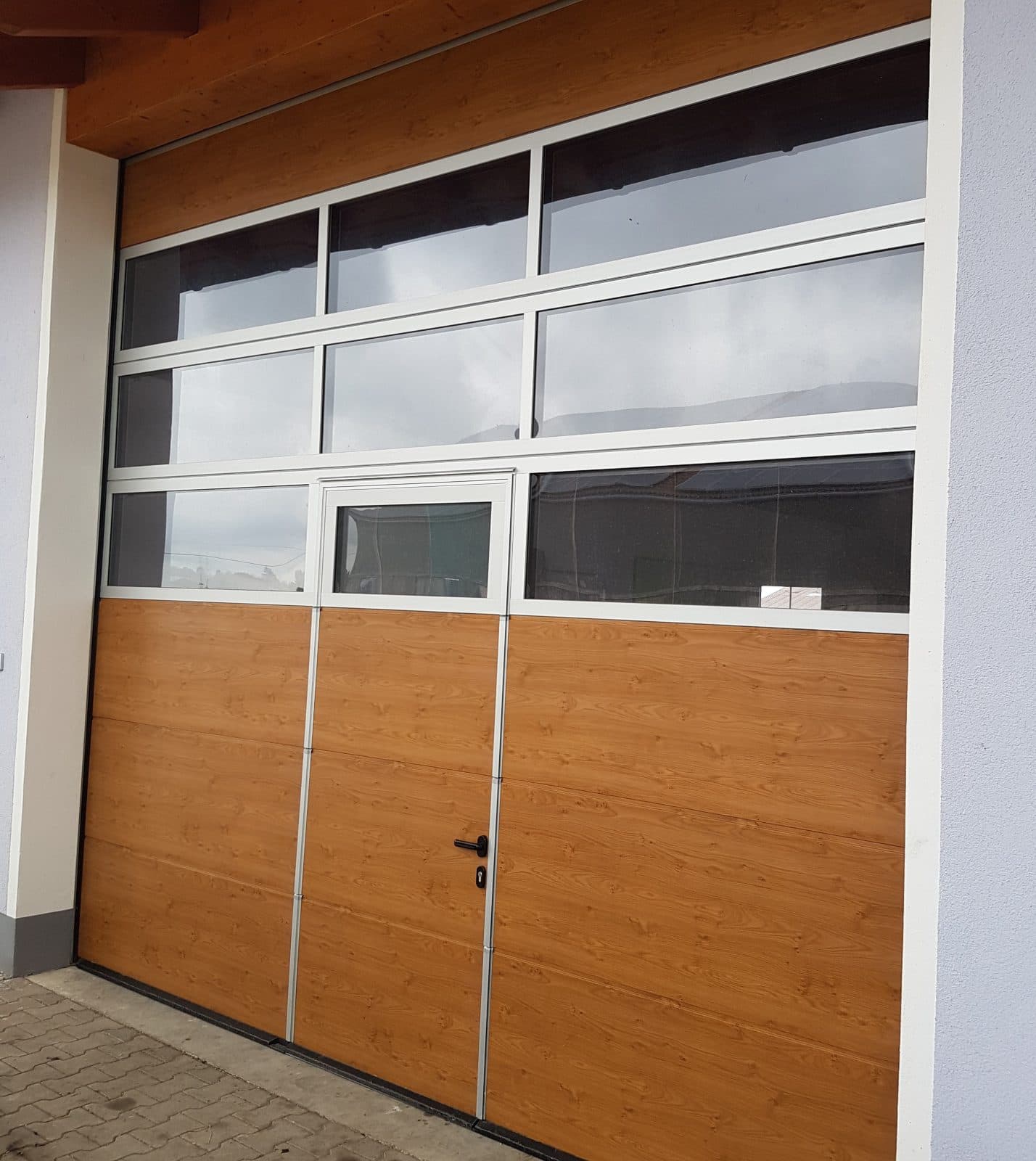 Sektionaltor mit Holzfüllung und Fensterband