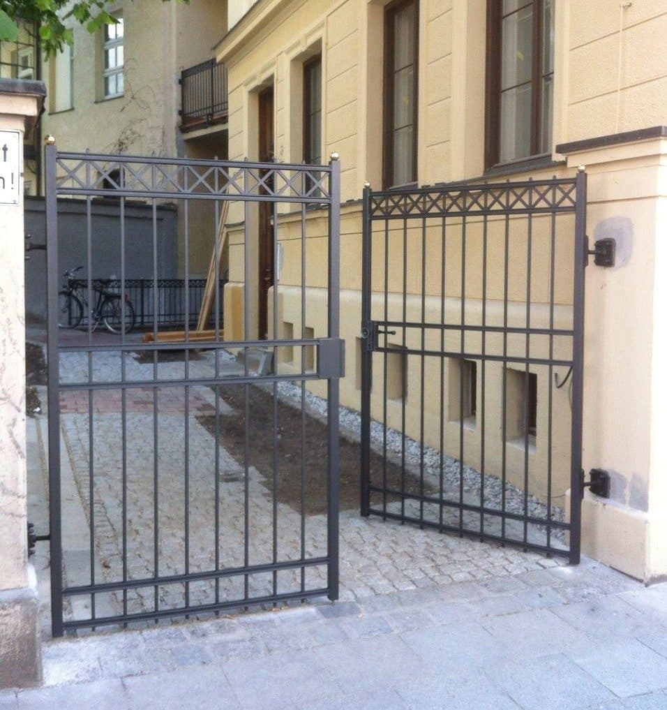 Zweiflügeliges Metalltor mit offenen Gitterfeldern