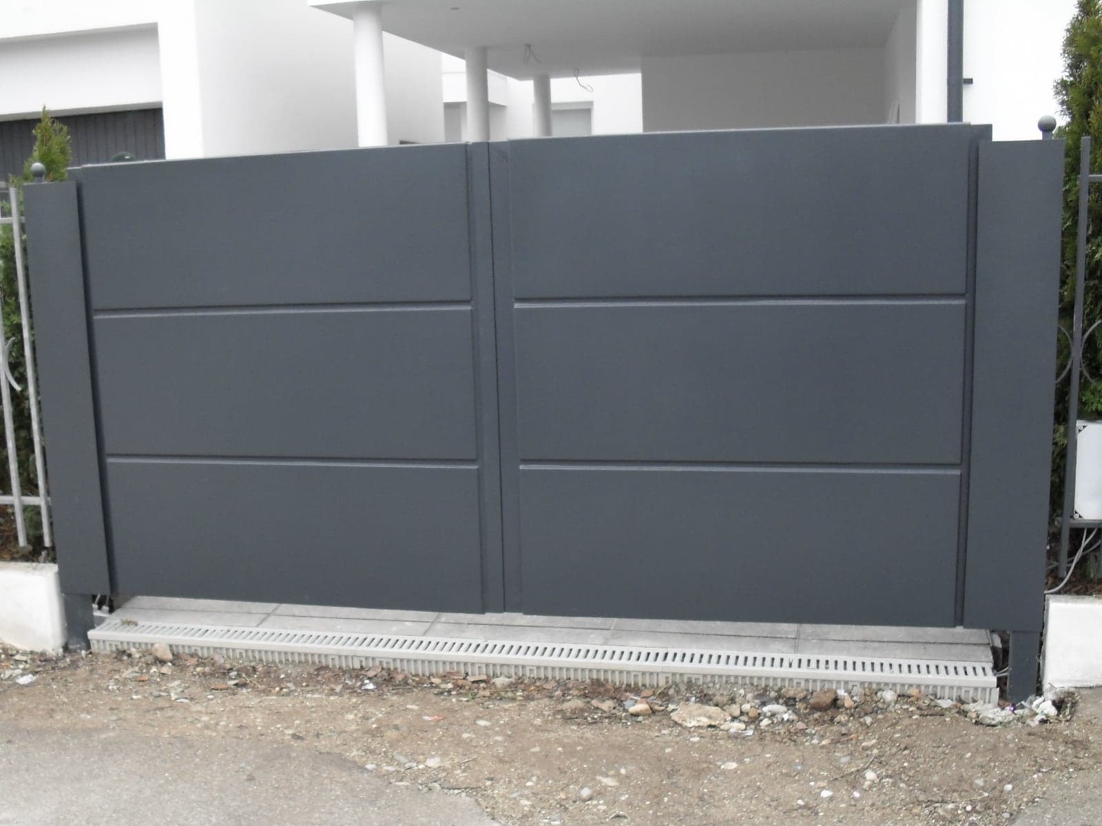Zweiflügeliges Einfahrtstor aus Metall