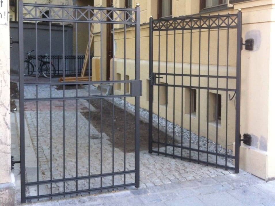 Drehtor aus Metall mit Zierfeld