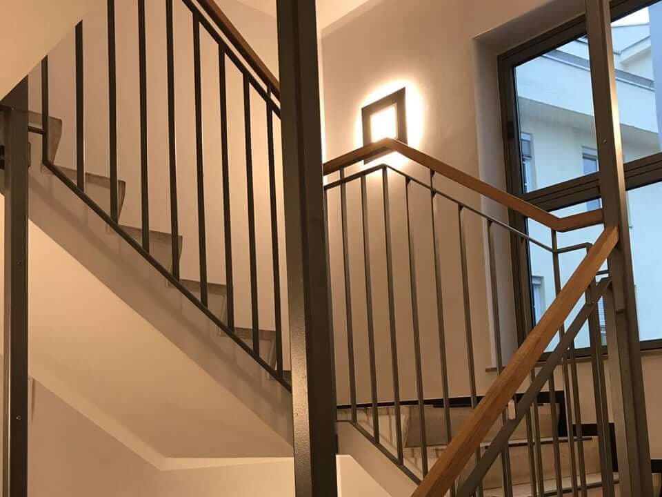 Treppengeländer mit Metallstäben und Holzhandlauf