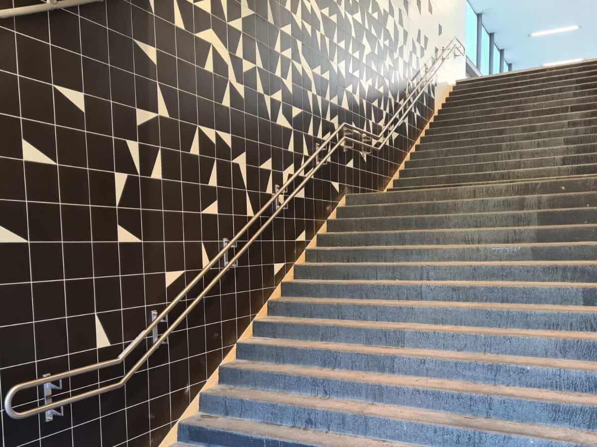 Doppelter Wandhandlauf aus Metall an einer Innentreppenanlage