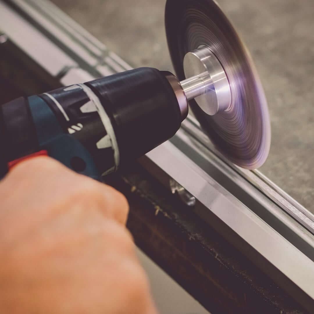 Bearbeitung eines Metallprofils mit Poliermittel