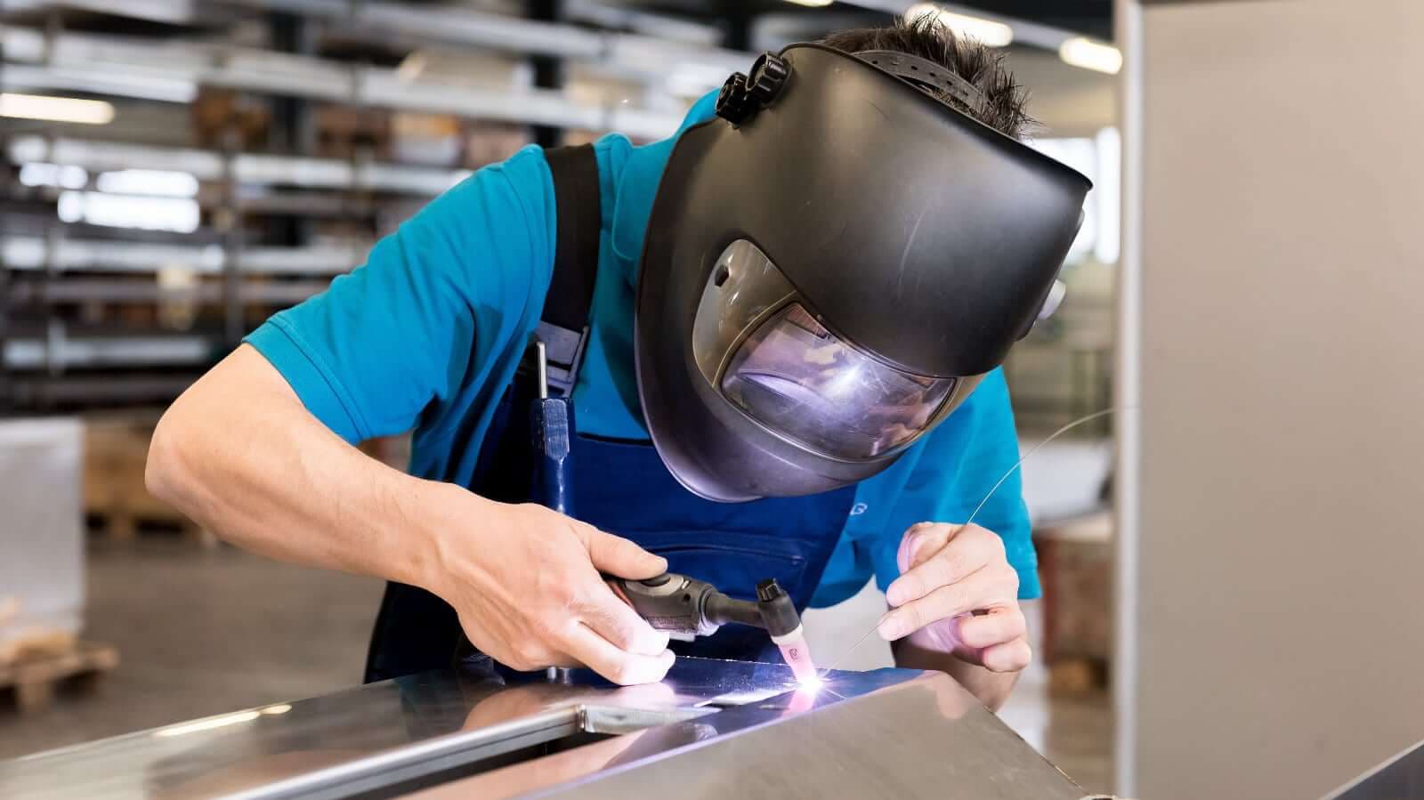 Schweißarbeiten an einem Metallbauteil in der Werkstatt
