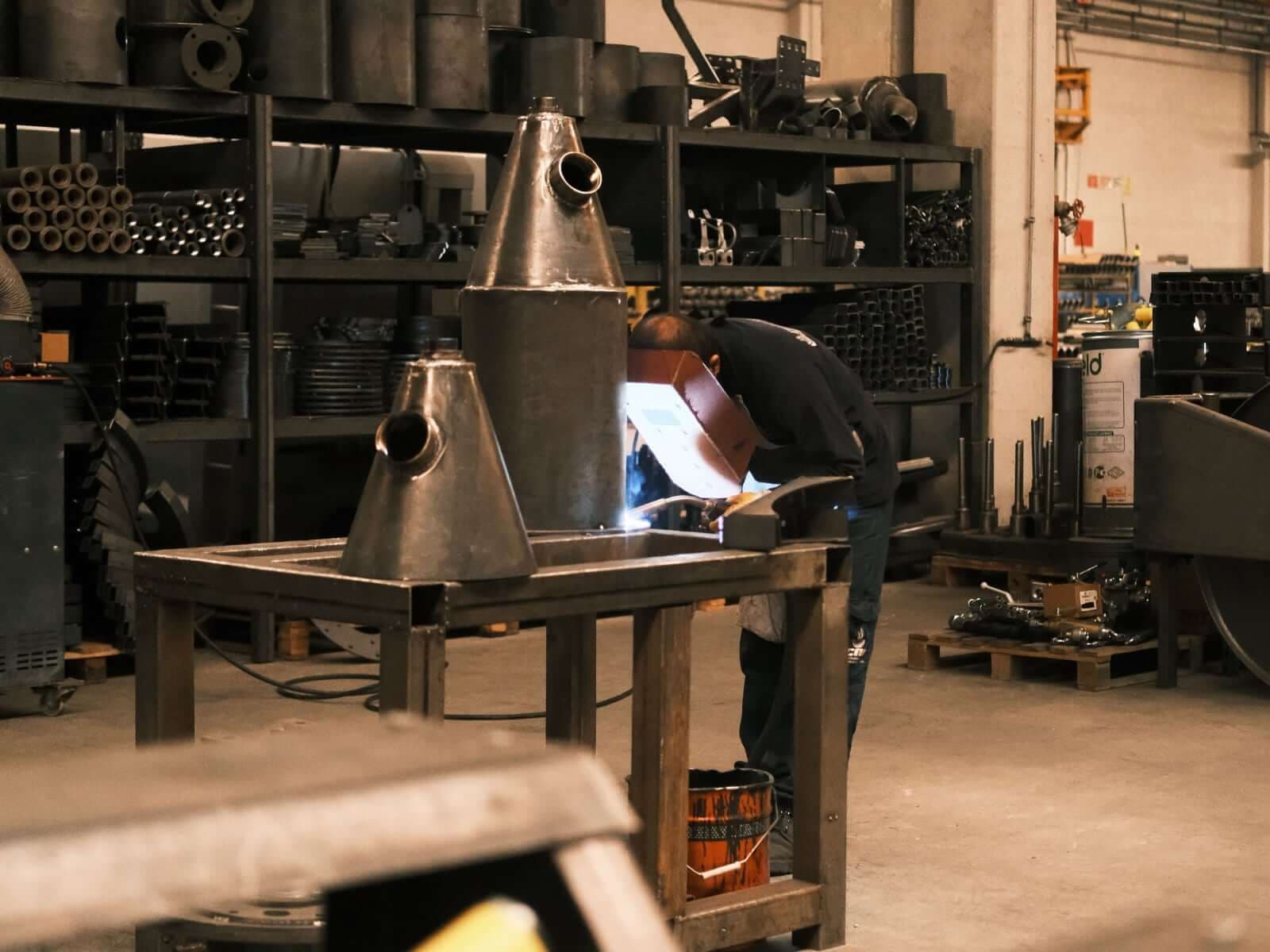 Schweißarbeiten an einem Metallbauteil in der Werkstatt