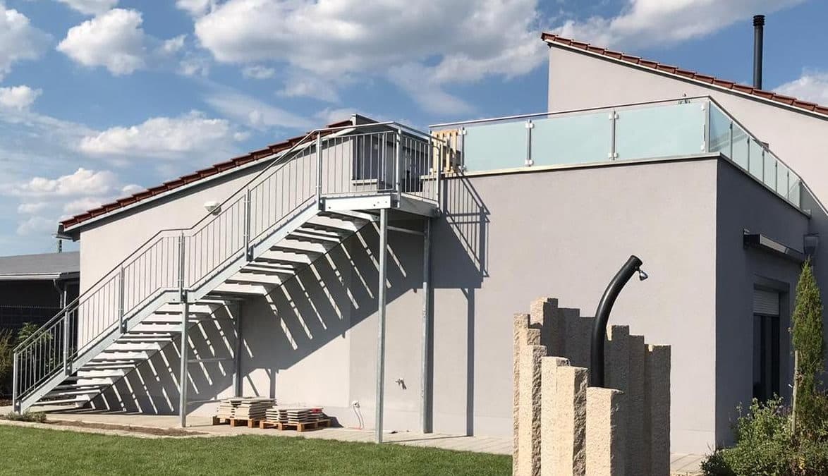 Verzinkte Metall-Außentreppe mit Geländer an einem Wohngebäude