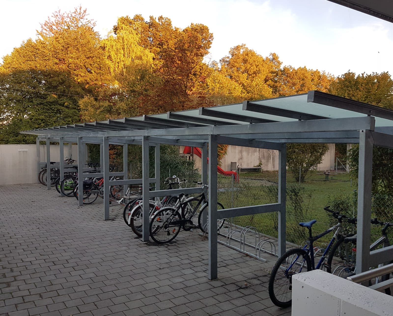 Offene Metallüberdachung mit Fahrradständern