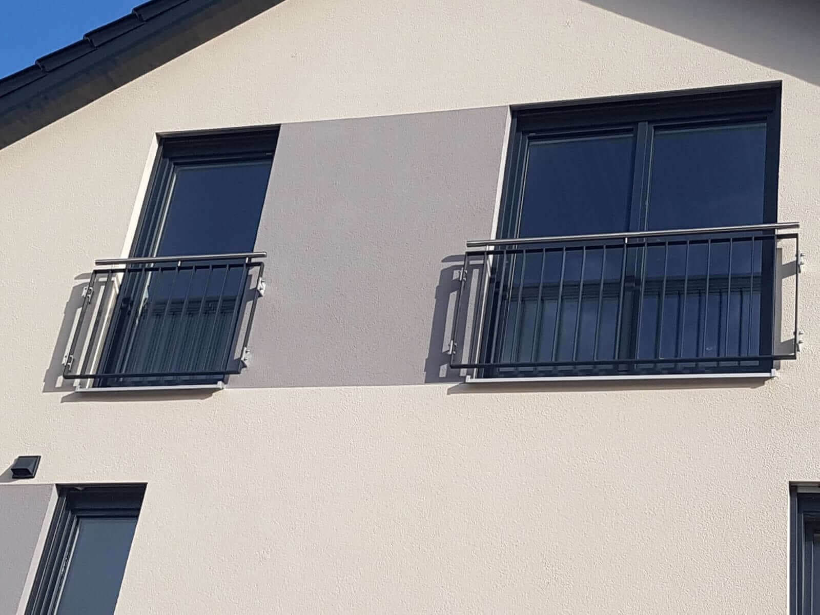 Französische Balkone mit Metall-Stabgeländer und Handlauf