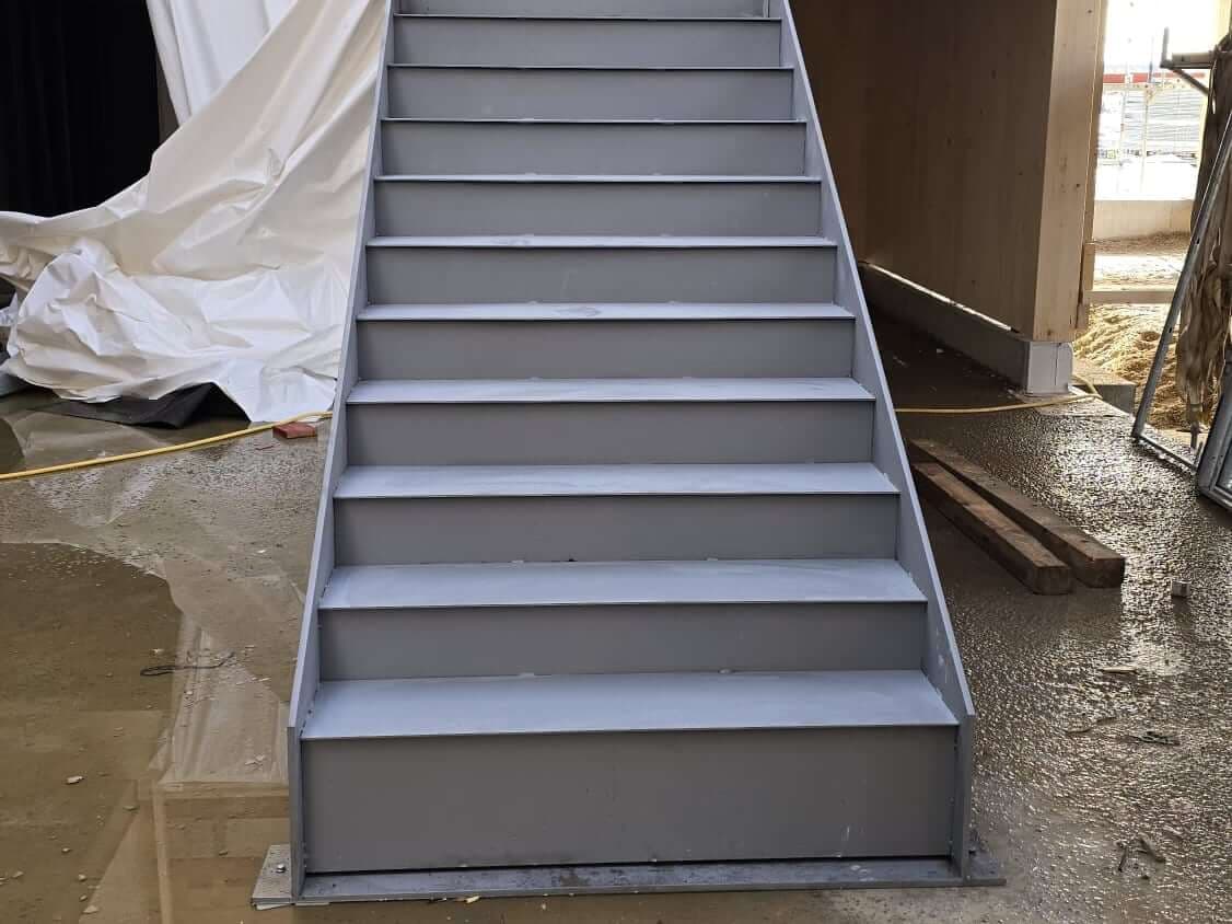 Gerade Metalltreppe ohne Geländer im Rohbau