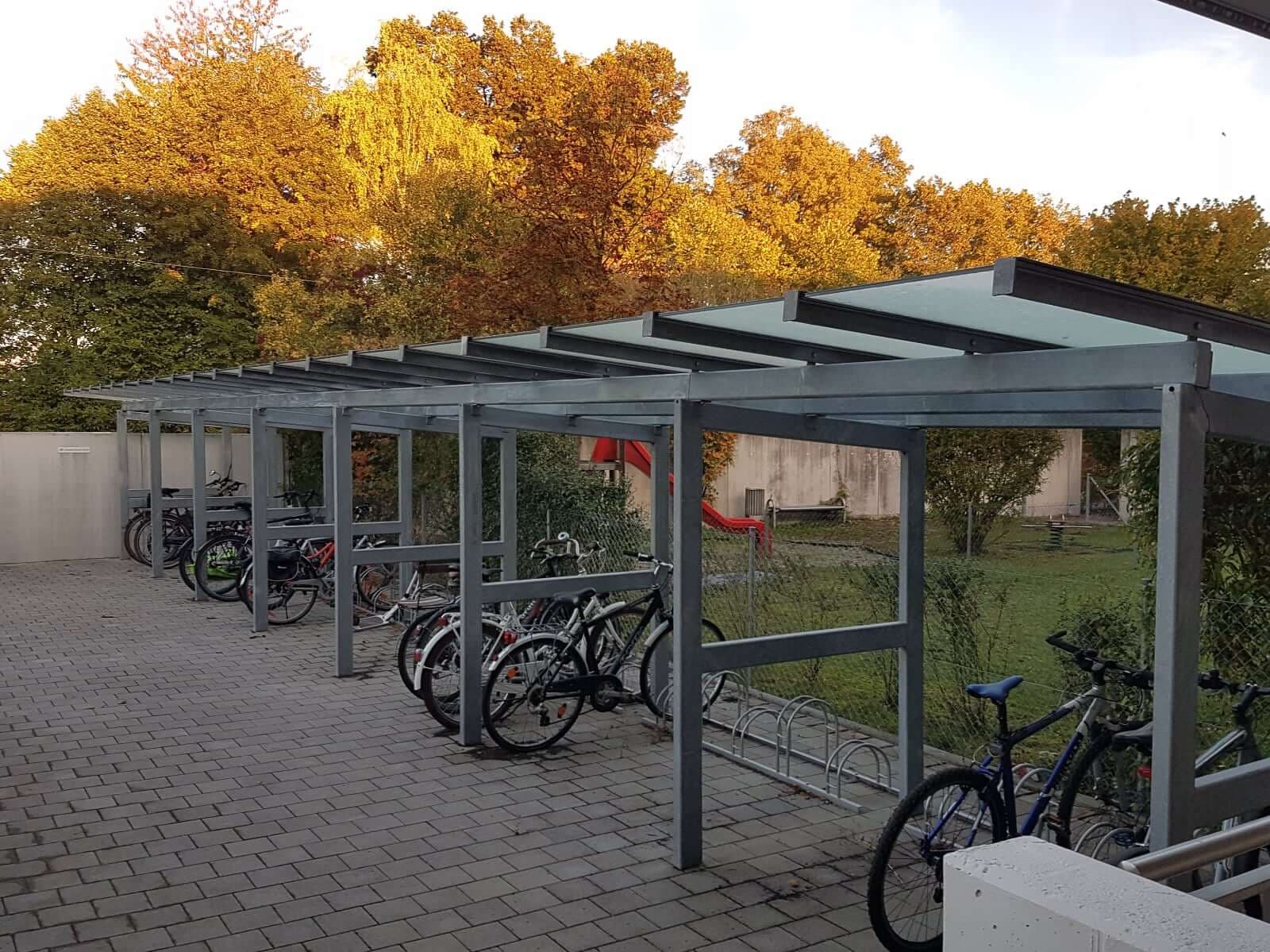Fahrradüberdachung aus Stahl mit lichtdurchlässigem Dach
