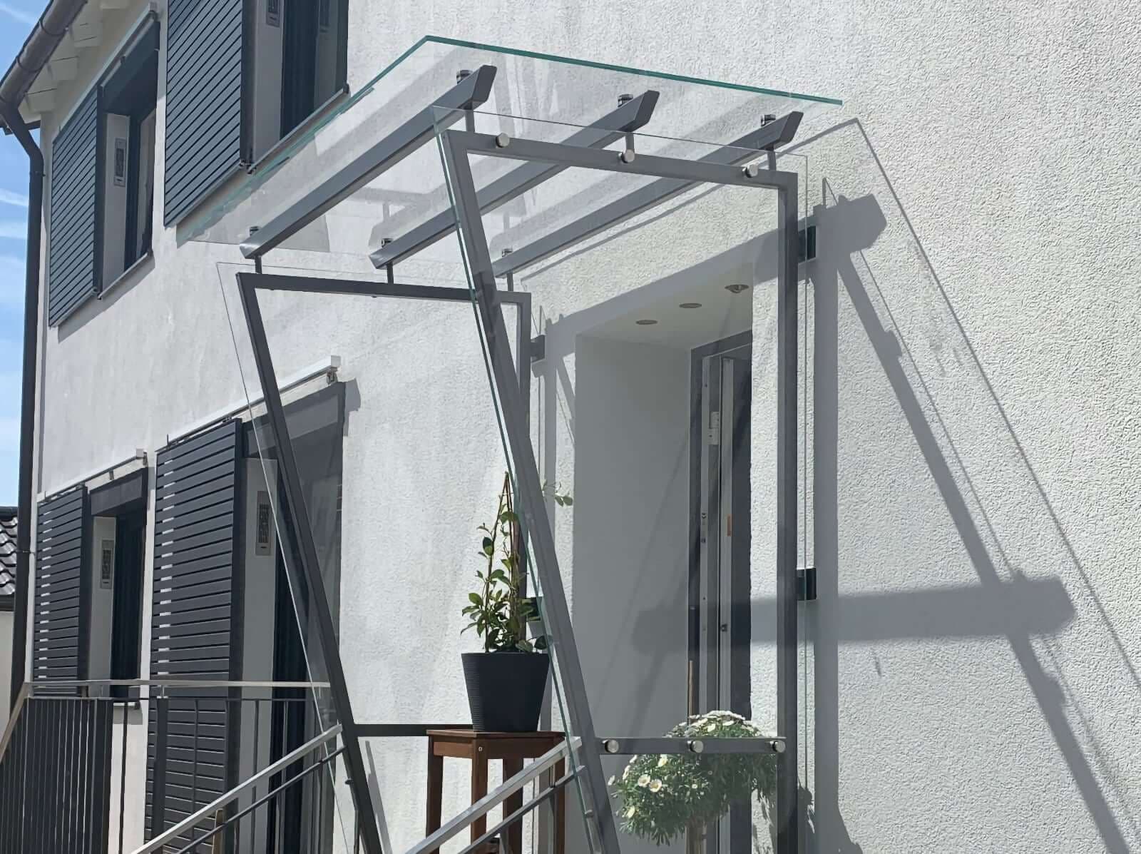 Eingangsvordach aus Glas und Metall