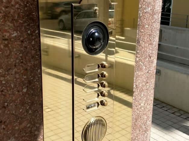 Türsprechanlage aus Metall an einer Steinverkleidung